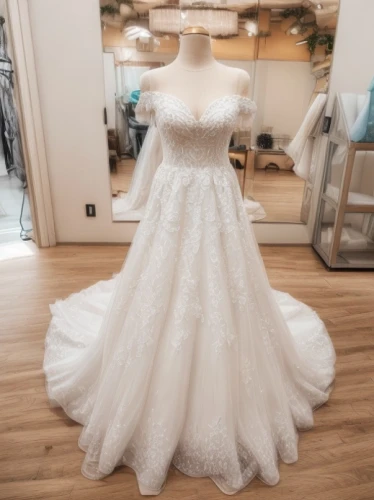 bridal dress,wedding gown,bridal party dress,wedding dress,bridal clothing,wedding dress train,wedding dresses,quinceanera dresses,ball gown,bridal,blonde in wedding dress,dress form,bridal veil,quinceañera,overskirt,photo of the back,hoopskirt,wedding photography,strapless dress,wedding details