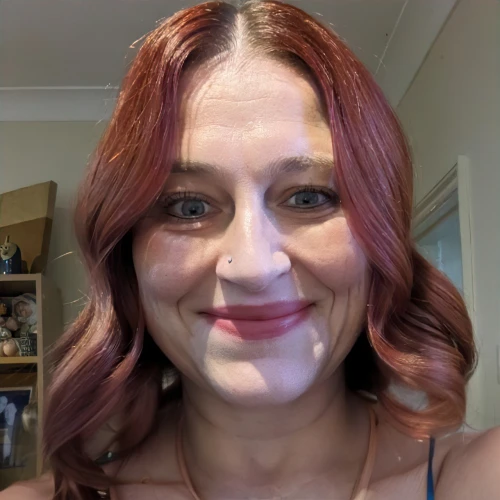 pink and brown,time for a change,pink hair,red hair,guest post,red-brown,17-50,red head,30,bridesmaid,red-haired,redhair,mother of the bride,maroon,shoulder length,layered hair,put on makeup,a girl's smile,dark pink in colour,redheaded