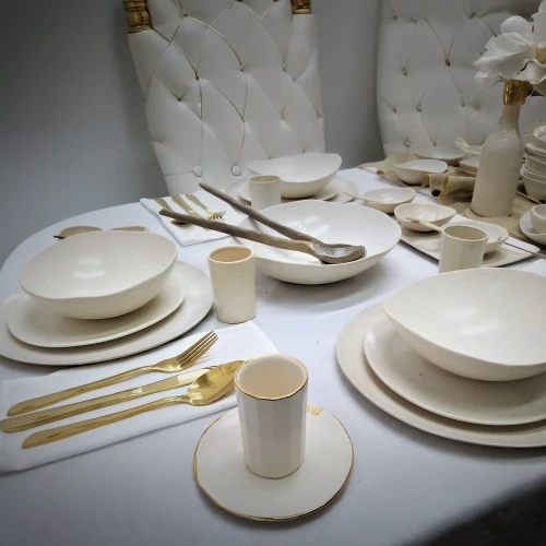 dinnerware set,tableware,chinaware,serveware,dishware,flatware,tablescape,table setting,place setting,utensils,long table,fine china,wedding ceremony supply,set table,dining table,wedding banquet,plates,silver cutlery,black plates,vintage dishes