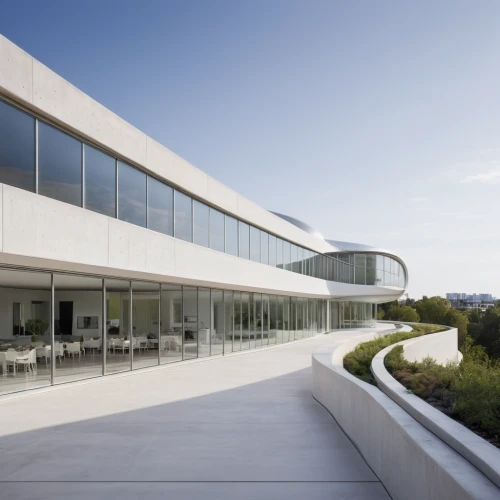 glass facade,daylighting,modern architecture,aileron,home of apple,archidaily,structural glass,getty centre,mclaren automotive,dunes house,modern office,window film,modern building,glass facades,modern house,glass wall,roof terrace,contemporary,arq,assay office,Photography,General,Natural