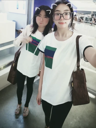 partnerlook,duo,phuquy,thailand thb,gỏi cuốn,uniqlo,viet nam,hochiminh,twin,vietnam vnd,mirroring,two girls,tshirt,white with purple,two friends,day out,huahin,mall,hipsters,tees