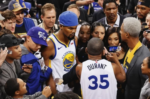 the game,warriors,the fan's background,meeting on mound,huddle,curry,the hive,gameplan,confrontation,transaction,nba,q and a,sports game,crowds,oracle,the crowd,ball game,curry tree,the conference,crowded,Illustration,Black and White,Black and White 32