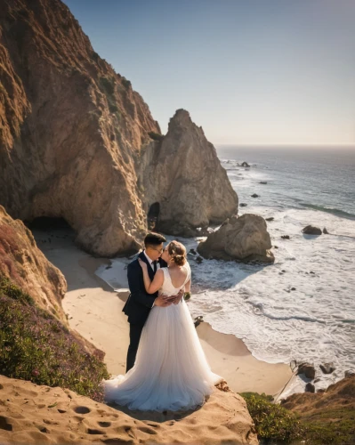 bixby bridge,bixby creek bridge,wedding photography,wedding photo,wedding photographer,wedding frame,loving couple sunrise,pre-wedding photo shoot,wedding couple,just married,newlyweds,walking down the aisle,cliff beach,pigeon point,highway 1,pacific coast highway,bride and groom,cliff coast,penguin couple,love in the mist,Illustration,Retro,Retro 09