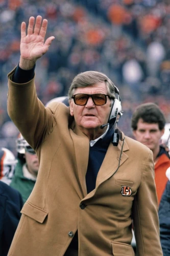 klinkel,erich honecker,american football coach,young coach,cobb,stan lee,sweater vest,barnett,kraft,the gesture of the middle finger,bo leaves,football coach,national football league,conducting,waiving,quarterback,head coach,touchdown,red auerbach,thanksgiving background,Conceptual Art,Daily,Daily 20