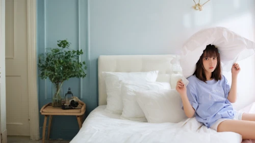 mosquito net,girl in bed,pillow fight,canopy bed,blue pillow,japanese umbrella,asian umbrella,bed sheet,girl with speech bubble,duvet cover,the girl in nightie,paper umbrella,woman on bed,air purifier,bed linen,青龙菜,overhead umbrella,four-poster,housekeeping,japanese-style room
