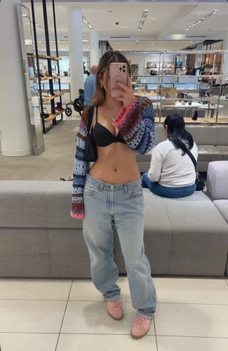 abs,crop top,plus-size,plus-size model,fat,hips,plus-sized,belly,woman shopping,gordita,denim jeans,tummies,17-50,uniqlo,mall,ab,active pants,navel,whole body,fashionista