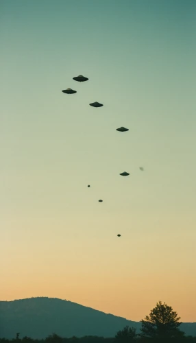 ufos,ufo intercept,alien invasion,unidentified flying object,aliens,ufo,airships,extraterrestrial life,zeppelins,flying seeds,asteroids,cluster ballooning,alpino-oriented milk helmling,parachutes,hot-air-balloon-valley-sky,shuttlecocks,flying objects,space invaders,flying saucer,abduction,Photography,Documentary Photography,Documentary Photography 01