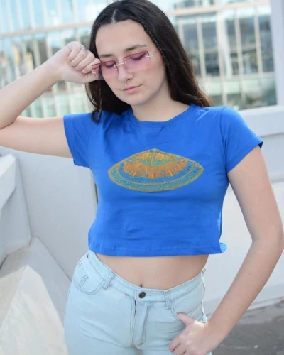crop top,tshirt,dua lipa,tee,shirt,in a shirt,girl in t-shirt,crop,active shirt,jeans background,cotton top,sunglasses,cropped,vintage clothing,ski glasses,denim jeans,denim,pineapple top,sun glasses,ojos azules