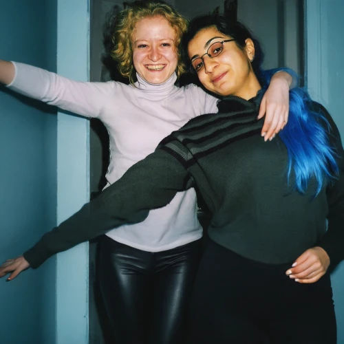 two girls,blue hair,inter-sexuality,virtuelles treffen,duo,two friends,vegan icons,icelanders,women friends,photo shoot for two,room children,smiley girls,retro eighties,green and blue,business women,retro women,young women,eighties,sisters,indigo