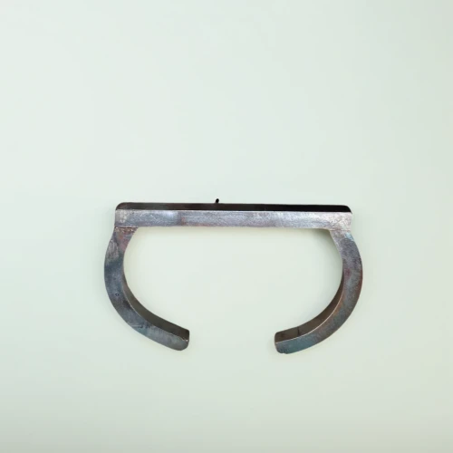 jaw harp,flat head clamp,connecting rod,carabiner,laryngoscope,alligator clip,c-clamp,coping saw,pipe tongs,coat hooks,belt,caliper,c clamp,bottle opener,bicycle handlebar,clamp with rubber,vernier caliper,tongue-and-groove pliers,extension ring,clothes hanger
