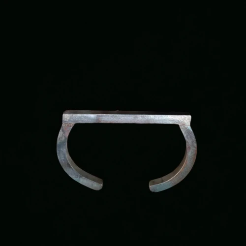 brooch,jaw harp,extension ring,mandible,horseshoe,rudder fork,belt,reed belt,collar,covid-19 mask,helmet plate,horseshoes,light-alloy rim,nuerburg ring,horse shoe,connecting rod,clothes pin,sconce,flat head clamp,belt buckle
