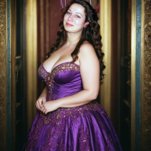 kelly brook,la violetta,purple dress,burlesque,vintage woman,sophia loren,gene tierney,retro christmas lady,soprano,old elisabeth,purple rizantém,retro woman,ball gown,cinderella,viola,violet,vintage women,retro women,vintage angel,corset