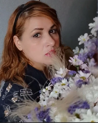 beautiful girl with flowers,lyzz flowers,girl in flowers,floral,ammo,fake flowers,with a bouquet of flowers,holding flowers,petal,bouquets,kiss flowers,flowers png,flower arranging,daphne flower,flower arrangement lying,floral design,floristry,flower background,fine flowers,retro flowers