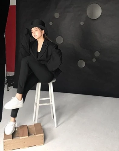 studio photo,photo studio,icon instagram,photo shoot in the studio,photography studio,photoshoot,black shoes,sitting on a chair,in a studio,photo session in the aquatic studio,modeling,photo shoot,fashion model,modelling,photo shoot on the floor,product photos,waste of a photo shoot,photo shooting,birce akalay,fashion shoot