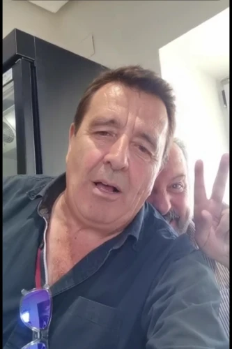 carbossiterapia,photobombing,body camera,to wink,lamultianifoto,video call,social,live stream,nungesser and coli,dad and son,camera man,peter,the face of god,video chat,17-50,srl camera,hotel man,web cam,video,cameraman