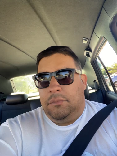 social,in car,aviator sunglass,cab driver,cadillac xts,truck driver,car rental,driving,caminito,rear-view mirror,latino,nissan quest,behind the wheel,passenger vehicle,rodolfo,on board,chauffeur car,cabrio,17-50,driving car