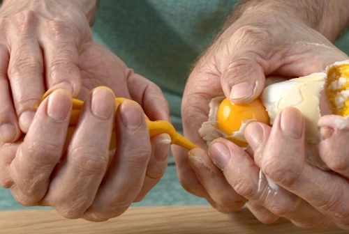 egg yolks,raw eggs,care for the elderly,egg shells,huevos divorciados,helping hands,healing hands,egg yolk,egg shell break,egg mixer,egg shaker,boiled eggs,care capsules,marzipan figures,egg slicer,egg tray,painting eggs,scrambled eggs,painted eggs,bread eggs