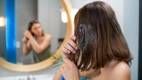 management of hair loss,hair removal,asian semi-longhair,the long-hair cutter,personal grooming,british semi-longhair,hair loss,cleaning conditioner,hair brush,the mirror,hair care,smooth hair,hair shear,hairstyler,makeup mirror,mirror,hair iron,in the mirror,shaving,personal care