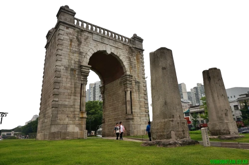triumphal arch,constantine arch,arch of constantine,stone arch,arch of constantine and colosseum,hiroshima,arco,round arch,victory gate,sokcho,motomachi,rock gate,aqueduct,city gate,limestone arch,three point arch,half arch,archway,tongeren,historical monument