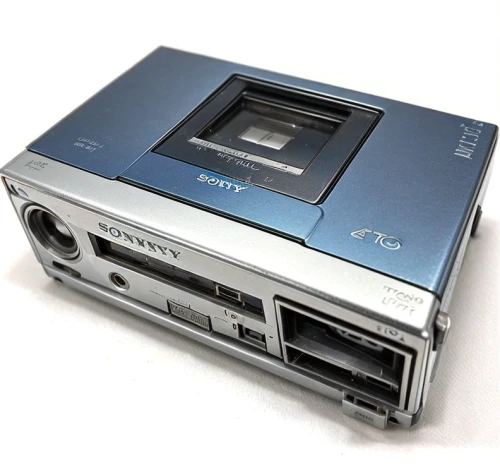 digital video recorder,dvd player,tape drive,minidisc,casio fx 7000g,cd drive,portable media player,optical drive,microcassette,cd player,videocassette recorder,optical disc drive,paxina camera,cassette deck,cdj2000,sony ps2 console,point-and-shoot camera,video projector,hard disk drive,teac