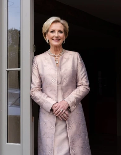 princess diana gedenkbrunnen,elizabeth ii,official portrait,ambassador,regnvåt rose,portrait of christi,french president,woman in menswear,annemone,bolero jacket,dame blanche,elsa,imperial coat,greta oto,pantsuit,senator,galantine,susanne pleshette,margaret,maria laach