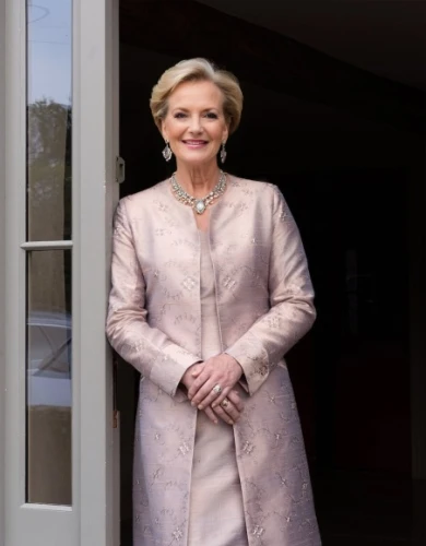 princess diana gedenkbrunnen,official portrait,elizabeth ii,pantsuit,ambassador,annemone,marylyn monroe - female,elsa,regnvåt rose,imperial coat,senator,dame blanche,portrait of christi,diademhäher,evil woman,brazilian monarchy,french president,woman in menswear,cruella de ville,cynthia (subgenus)