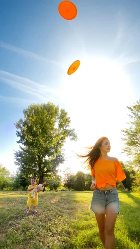 frisbee golf,frisbee,orange,frisbee games,flying disc,oranges,throwing leaves,juggle,disc golf,flying disc freestyle,sun,water balloons,summer background,kite flyer,yellow orange,chasing butterflies,playing outdoors,throwing a ball,valencia orange,orange color