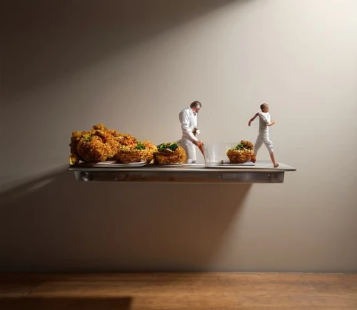 karaage,salt and pepper shakers,crispy fried chicken,diorama,fried chicken,plate shelf,food styling,culinary art,food presentation,miniature figures,serving tray,dinner tray,pakora,the dining board,chef,conceptual photography,men chef,fried chicken wings,cuttingboard,shami kebab,Realistic,Foods,Fried Chicken