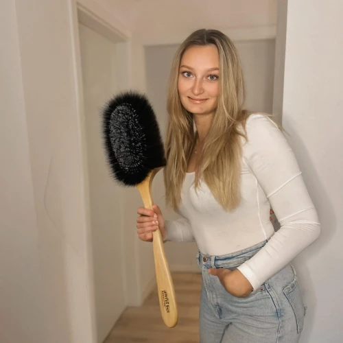 hair brush,toilet brush,broom,dish brush,hairbrush,cosmetic brush,hoe,cleaning woman,sweeping,makeup brush,paint roller,hand shovel,natural brush,broomstick,rake,dusting,paint brush,spatula,brushes,makeup brushes