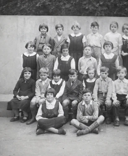 edwardians,vintage children,barnardo,gordonstoun,schoolchildren,school children,gaelscoil,workhouses,schoolchild,firbank,foundlings,workhouse,pictures of the children,urchins,thomasschule,bullingdon,froebel,primary school,schoolrooms,oberschule