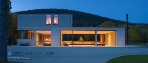 glickenhaus,lohaus,modern house,eisenman,landhaus,architektur,cubic house,gaggenau,electrohome,passivhaus,dunes house,modern architecture,swiss house,gwathmey,lockenhaus,residential house,chalet,minotti,lefay,eichler,Photography,General,Realistic