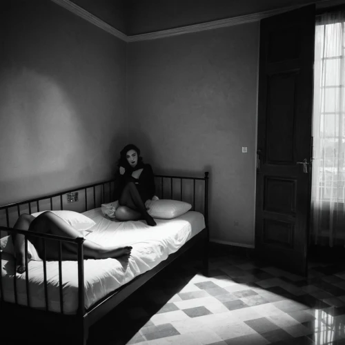 empty room,abandoned room,bedchamber,sleeping room,chambre,dormitory,bad dream,begotten,one room,chambermaid,rooms,woman on bed,asylum,asylums,isoline,the little girl's room,isolda,doll's house,in isolation,inpatient,Photography,Black and white photography,Black and White Photography 08