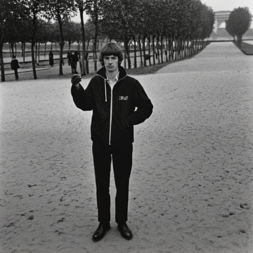 doisneau,bleckmann,leaud,gilles,ringo,trintignant,13 august 1961,kubrick,rindt,truffaut,john lennon,vivre,avedon,brassai,beatle,belmondo,gedney,weegee,mccartney,serge,Photography,Black and white photography,Black and White Photography 03