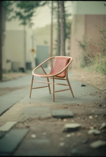 old chair,pink chair,discarded,thonet,chaise,chair,chair circle,chairs,folding chair,rocking chair,abandono,chaises,chair in field,sit and wait,chaire,deckchair,chairul,school benches,mobilier,armchair