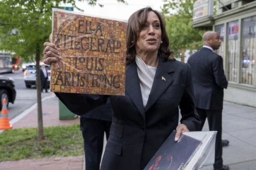 kamala,protester,girl holding a sign,protesting,laib,placards,counterprotesters,counterprotest,picketed,placard,veep,protested,activist,abolitionist,proselytizing,congresswoman,steinem,kathyrn,sharpton,mumia