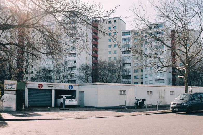 this is a view of the side of some apartment buildings