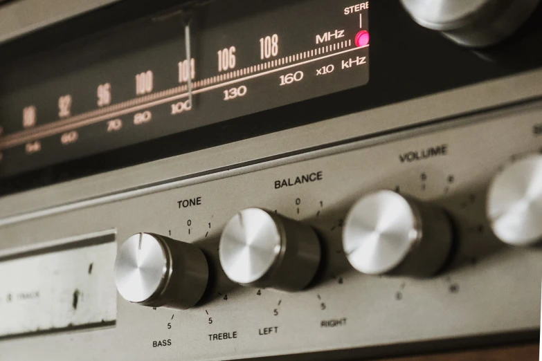 this is an old style radio on top of a table