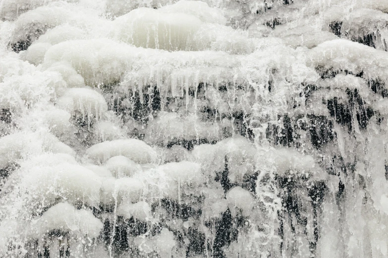 a group of icicles that are hanging off of a wall