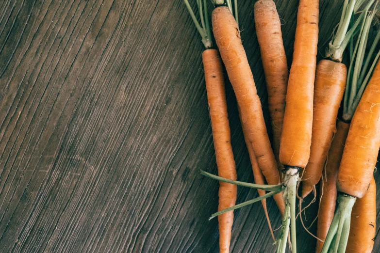 there is a group of carrots with different tops