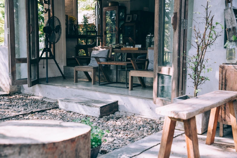 an outside area of an outdoor shop that has several chairs and tables in it