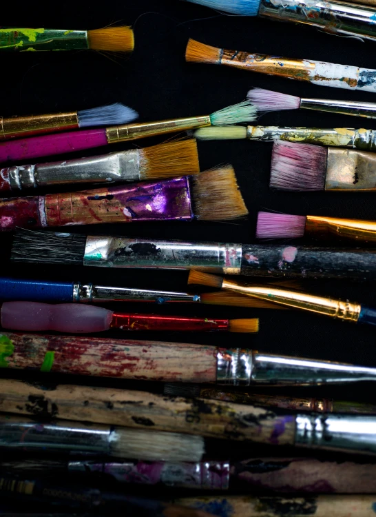 many different brushes are on a table