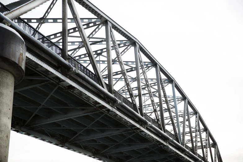 the underside view of a bridge is shown in this image