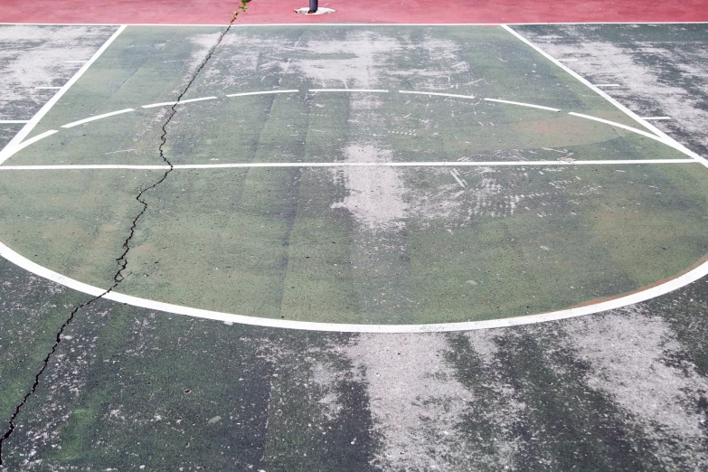 the boy is playing tennis on the tennis court