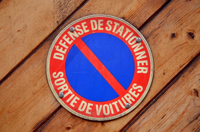 a blue and red sign that reads defense de stationer porte de voltaires