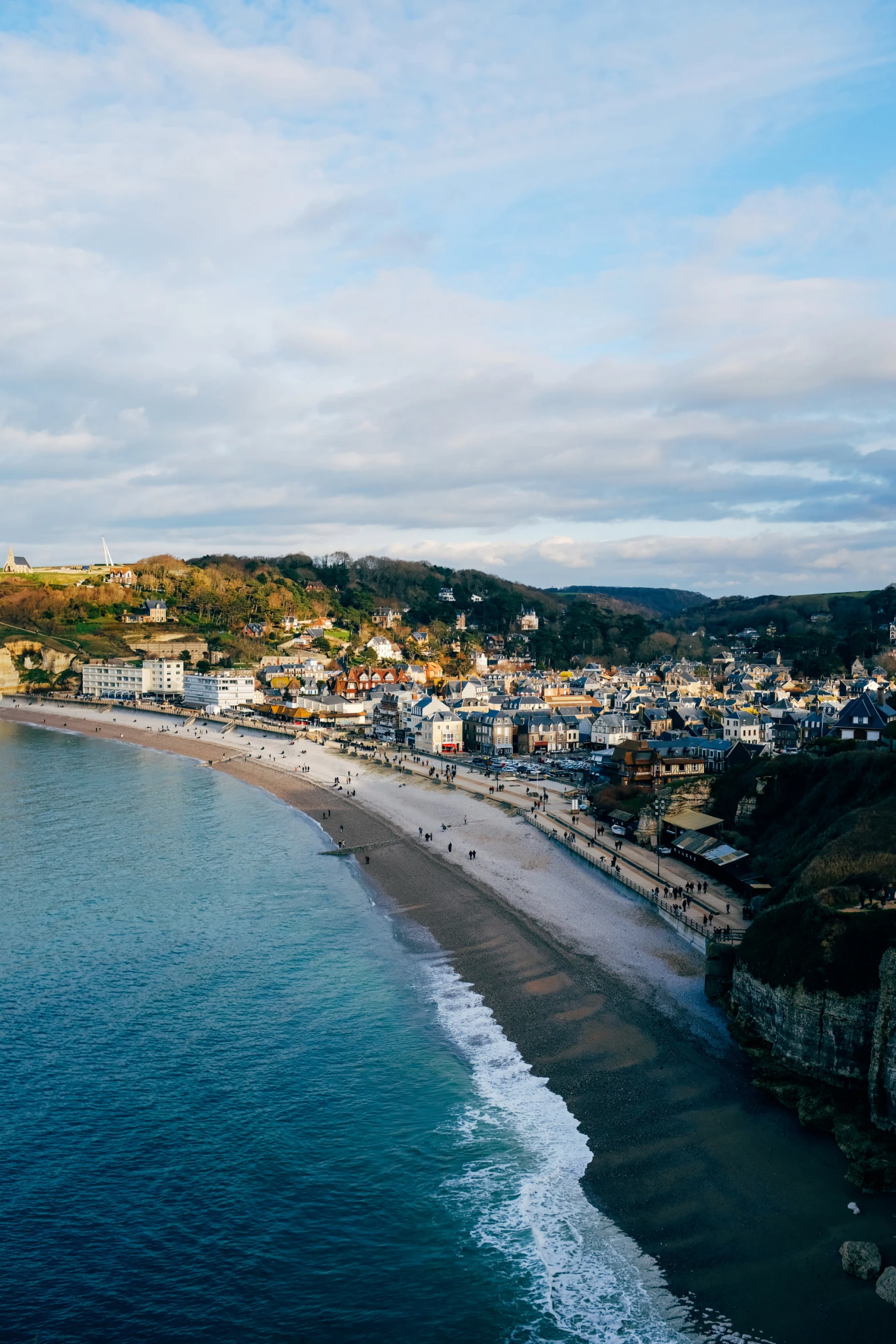 the ocean coast has many houses and small cliffs