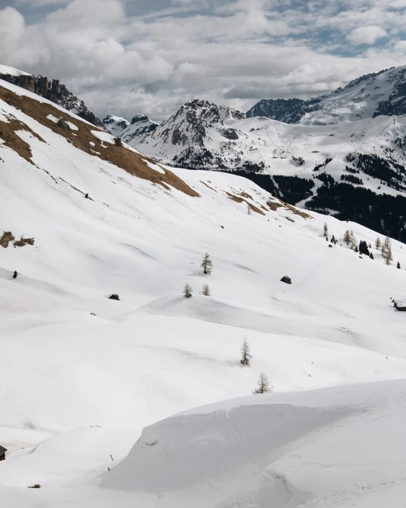 this is a view of some very nice looking mountains