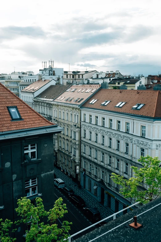 some houses are very close together outside in this picture