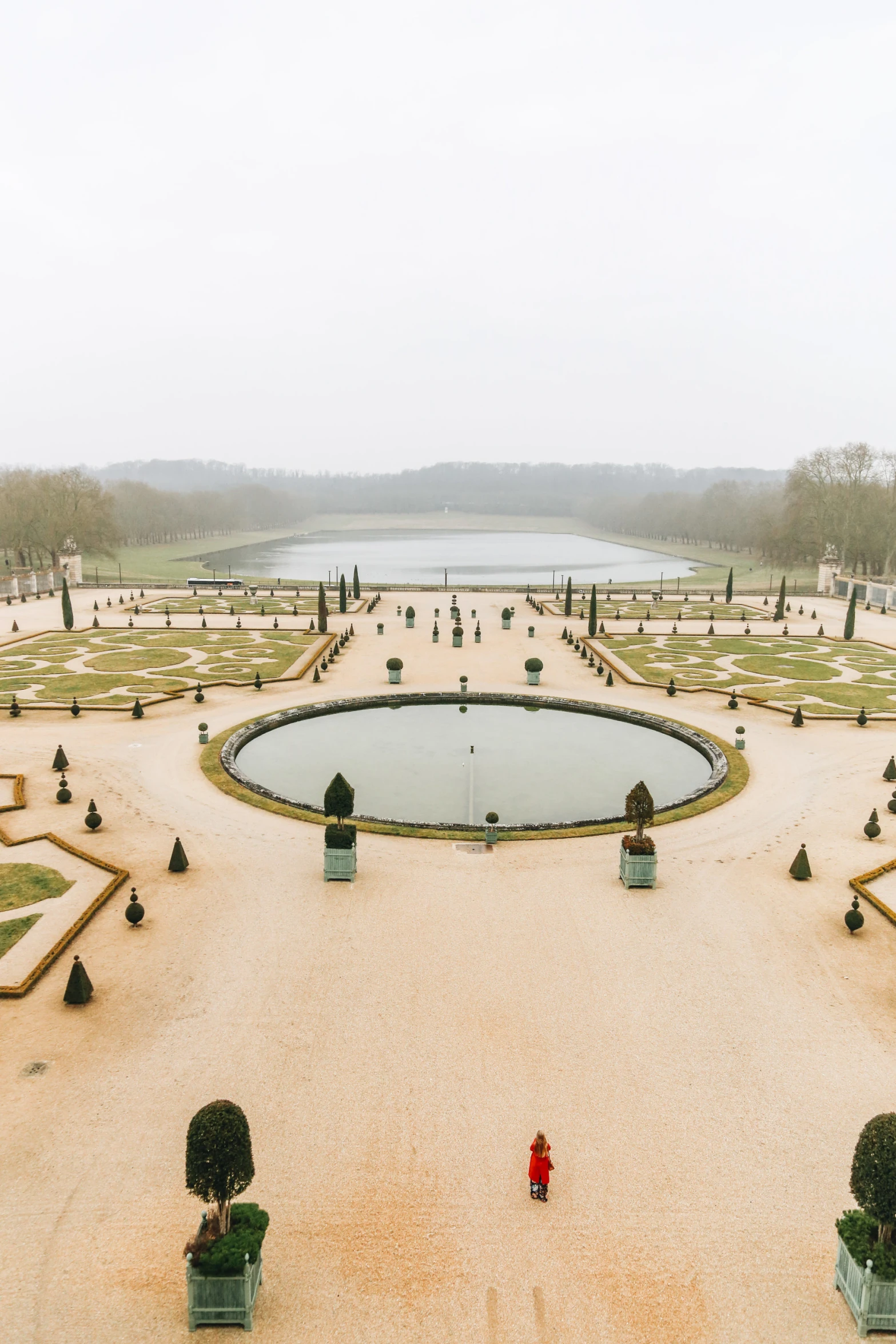 a large circular garden with a fountain and several benches