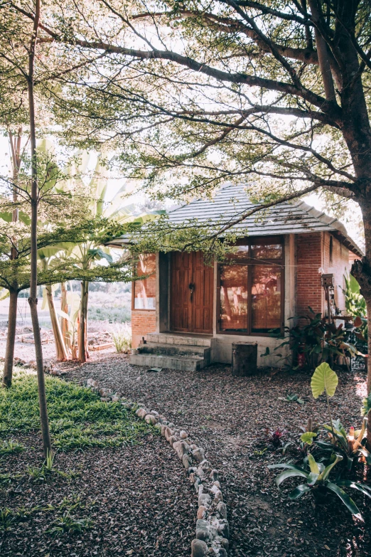 this cabin is surrounded by trees in the park