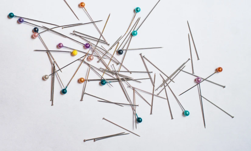 many needles are laying on the table together